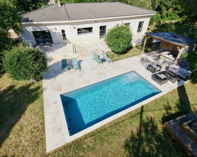 Sainte-Lucie de Porto-Vecchio, villa contemporaine avec piscine et 4 chambres en plein coeur du village