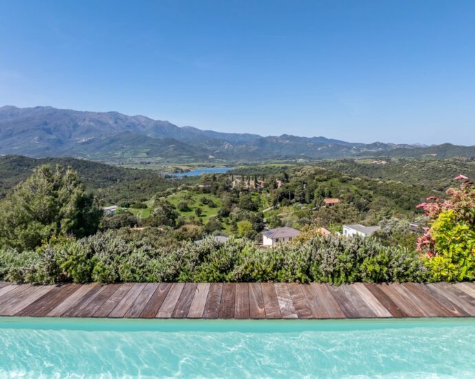 Oletta, villa d&rsquo;architecte, 5 chambres,  piscine, vue mer et montagnes panoramique proche plage