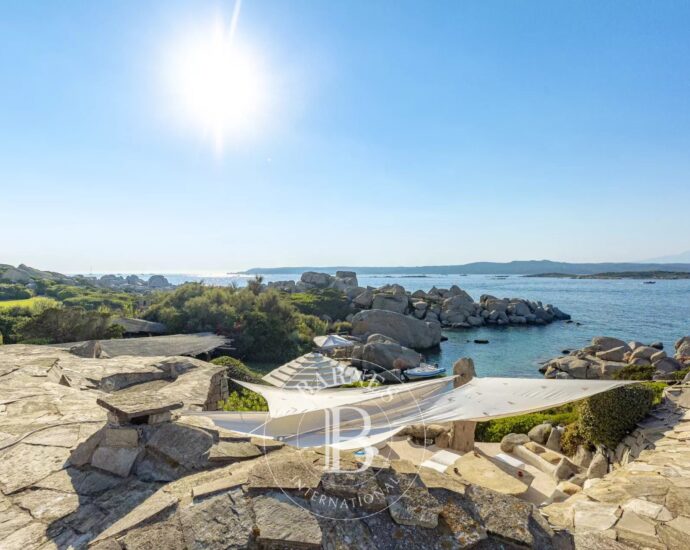 Ile de Cavallo – Propriété d&rsquo;exception – Pieds dans l&rsquo;eau – crique d&rsquo;accostage privée – jardin méditerranéen – 9 chambres