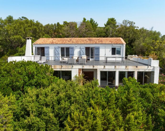 EXCEPTIONALLY RARE property – Domaine de Cala Rossa, villa nestled on the heights, panoramic views over the bays of Porto-Vecchio and Saint-Cyprien