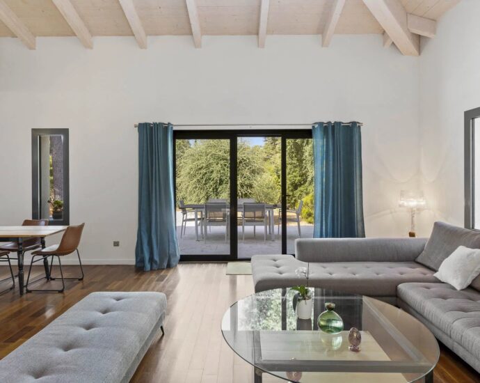 Sainte-Lucie de Porto-Vecchio, villa contemporaine avec piscine et 4 chambres en plein coeur du village