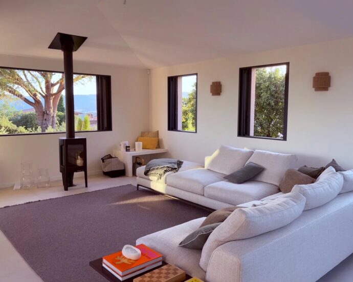 Porto-Vecchio, Santa Giulia Cala d’Oro, villa 5 bedrooms, pool and sea view, beach walking