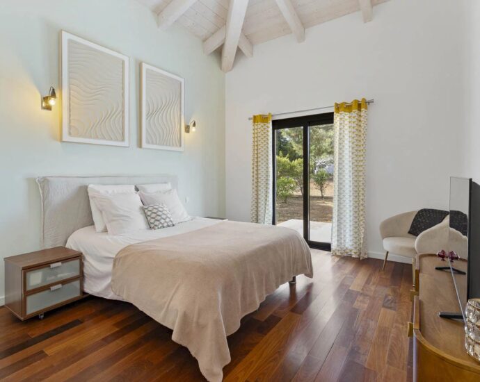 Sainte-Lucie de Porto-Vecchio, villa contemporaine avec piscine et 4 chambres en plein coeur du village