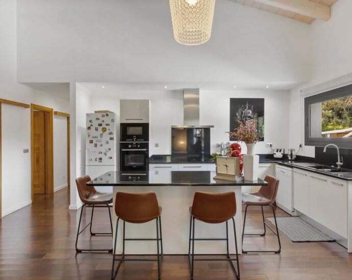 Sainte-Lucie de Porto-Vecchio, villa contemporaine avec piscine et 4 chambres en plein coeur du village
