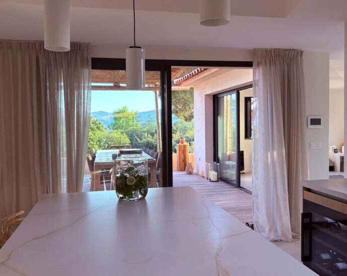 Porto-Vecchio, Santa Giulia Cala d’Oro, villa 5 bedrooms, pool and sea view, beach walking
