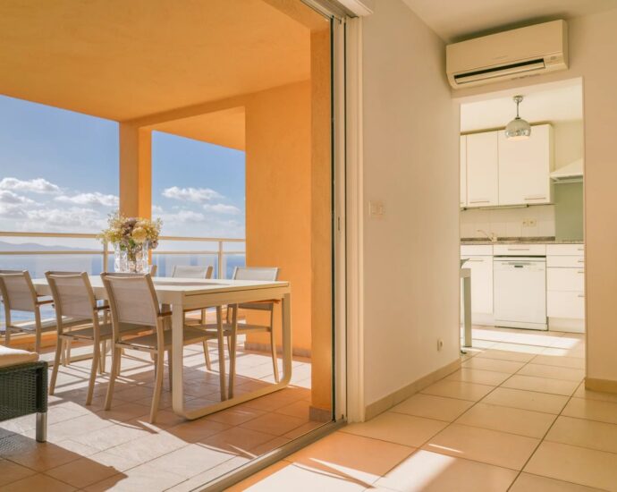 Ajaccio,  Bord de mer ,Route des Sanguinaires, Appartement vue mer panoramique, 3 chambres, terrasse, plage à pied