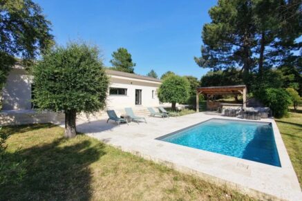 Sainte-Lucie de Porto-Vecchio, villa contemporaine avec piscine et 4 chambres en plein coeur du village