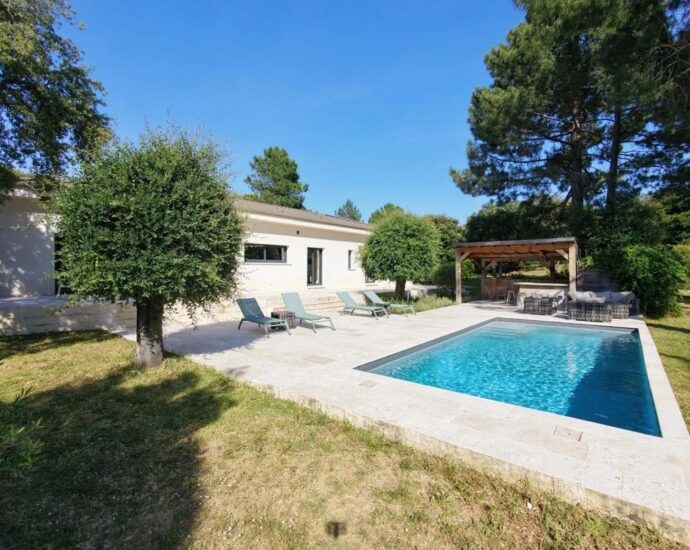 Sainte-Lucie de Porto-Vecchio, villa contemporaine avec piscine et 4 chambres en plein coeur du village