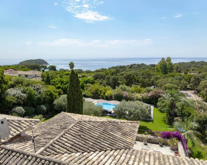 Private Estate of Punta d’Arasu, Sea-View Villa, 7 Bedrooms, Swimming Pool, Walking Distance to Beach