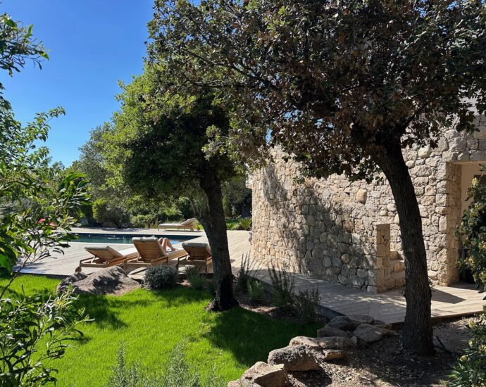 Porto-Vecchio, Santa Giulia Cala d’Oro, villa 5 bedrooms, pool and sea view, beach walking