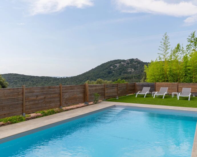 Porto-Vecchio, Villa en pierre de granite rose, vue mer, 5 chambres, appartement indépendant, piscine, proche plage