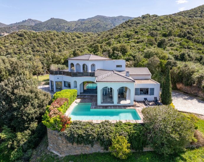 Oletta, villa d&rsquo;architecte, 5 chambres,  piscine, vue mer et montagnes panoramique proche plage