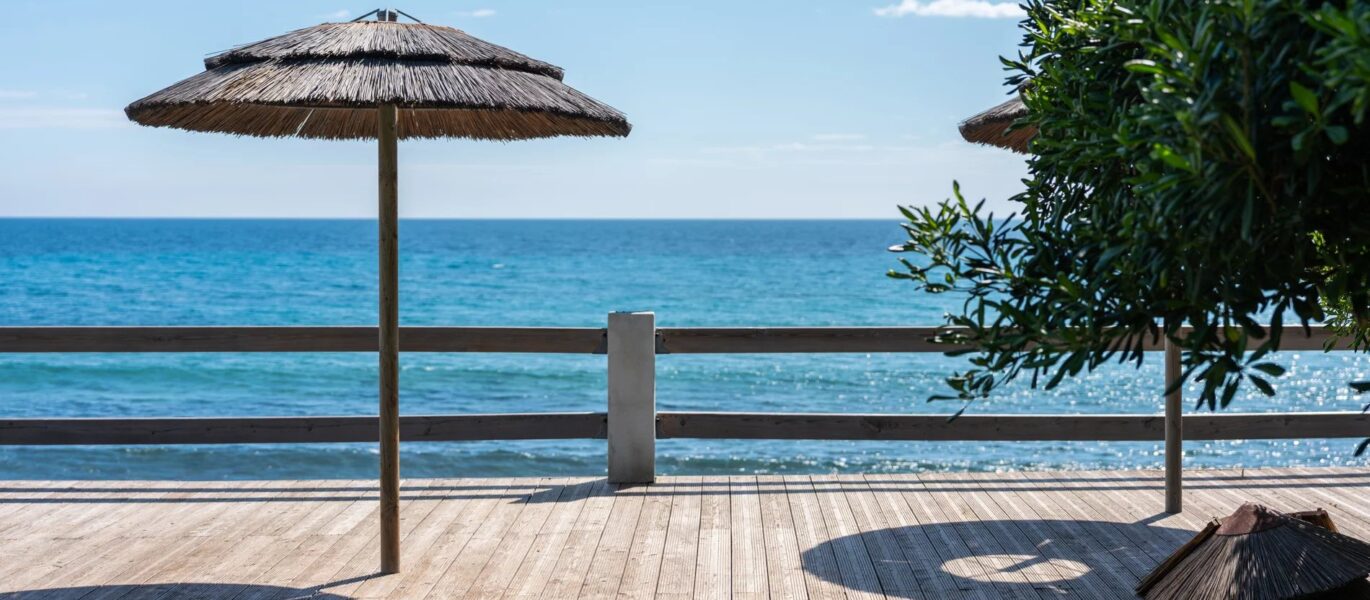 Cap Corse, Sisco, Domaine privé pieds dans l&rsquo;eau, 4 logements, espaces extérieurs, projet résidentiel ou touristique, vue et accès direct à la mer