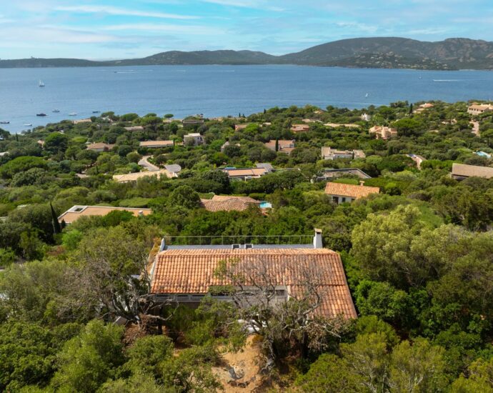EXCEPTIONALLY RARE property – Domaine de Cala Rossa, villa nestled on the heights, panoramic views over the bays of Porto-Vecchio and Saint-Cyprien