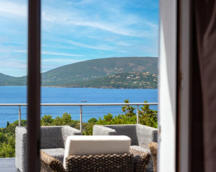 EXCEPTIONALLY RARE property – Domaine de Cala Rossa, villa nestled on the heights, panoramic views over the bays of Porto-Vecchio and Saint-Cyprien