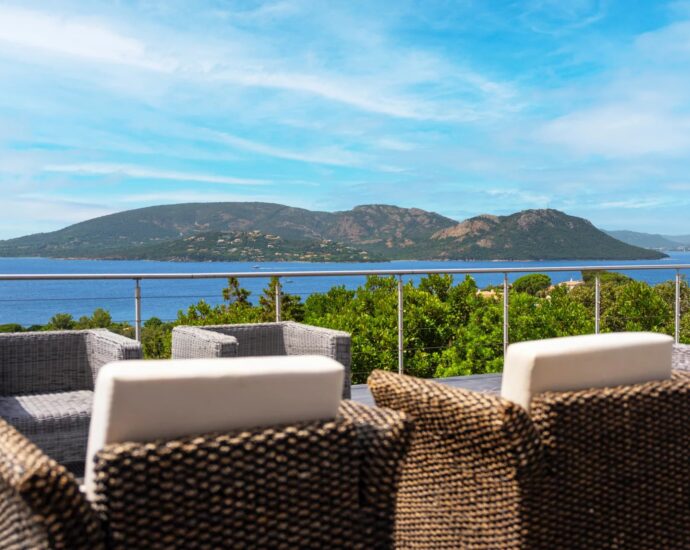 EXCEPTIONALLY RARE property – Domaine de Cala Rossa, villa nestled on the heights, panoramic views over the bays of Porto-Vecchio and Saint-Cyprien