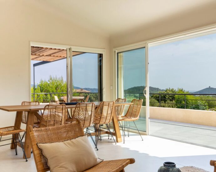 Sainte-Lucie-de-Porto-Vecchio, Villa vue mer panoramique, 5 chambres, piscine, plage à pied