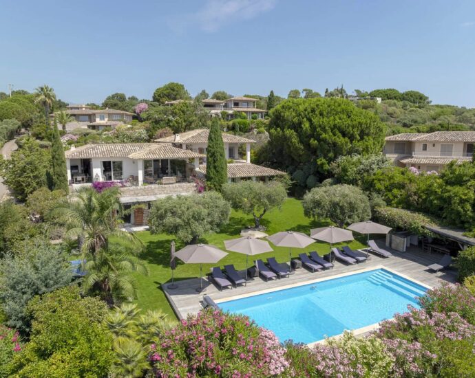 Private Estate of Punta d’Arasu, Sea-View Villa, 7 Bedrooms, Swimming Pool, Walking Distance to Beach