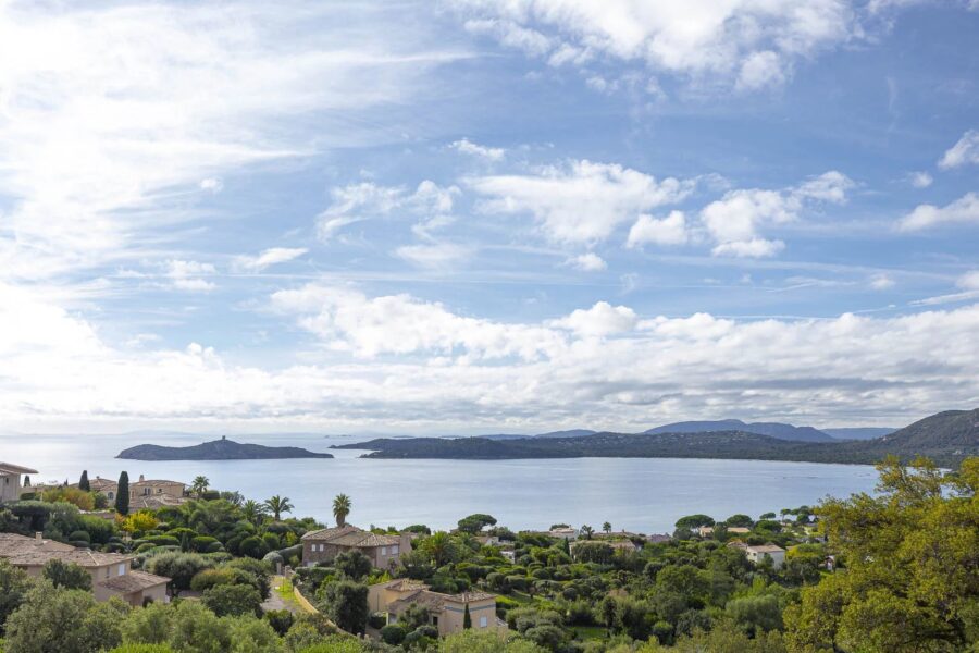 Vardiola, Villa d&rsquo;architecte, T6,  piscine, vue mer panoramique, proche plage