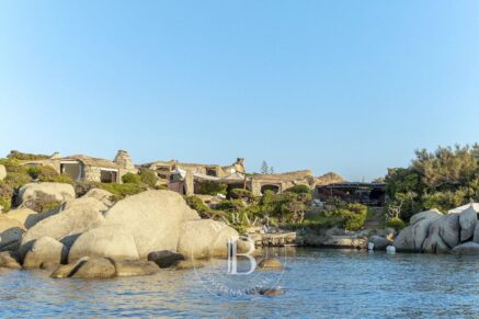 Ile de Cavallo – Propriété d&rsquo;exception – Pieds dans l&rsquo;eau – crique d&rsquo;accostage privée – jardin méditerranéen – 9 chambres