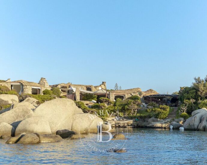 Ile de Cavallo – Propriété d&rsquo;exception – Pieds dans l&rsquo;eau – crique d&rsquo;accostage privée – jardin méditerranéen – 9 chambres