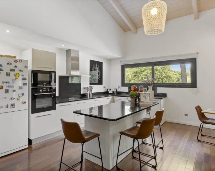 Sainte-Lucie de Porto-Vecchio, villa contemporaine avec piscine et 4 chambres en plein coeur du village