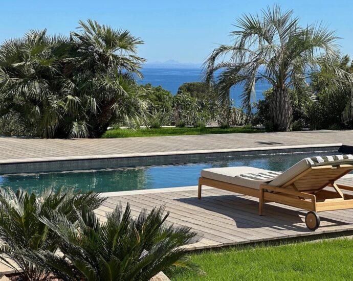 Porto-Vecchio, Santa Giulia Cala d’Oro, villa 5 bedrooms, pool and sea view, beach walking