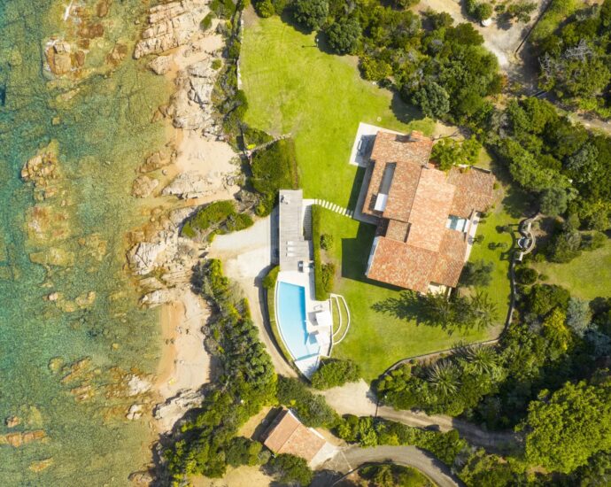 Porticcio, Presqu’île d’Isolella, Villa pieds dans l&rsquo;eau, 7 chambres, piscine, plage à pied, vue mer panoramique