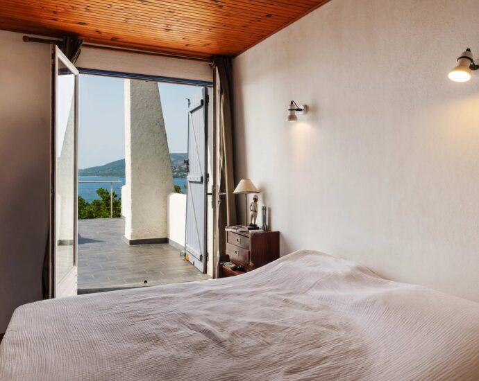 EXCEPTIONALLY RARE property – Domaine de Cala Rossa, villa nestled on the heights, panoramic views over the bays of Porto-Vecchio and Saint-Cyprien