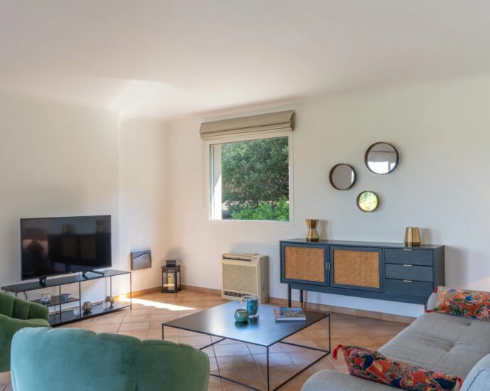 Porto-Vecchio, Precojo, 2-Bedroom Villa with Heated Pool, Near Santa Giulia Beach, with Open Views