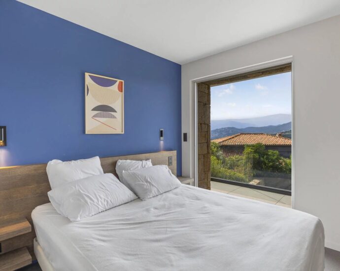 Porto-Vecchio, Arasu, Villa 6 chambres, vue mer, piscine, proche plage de Saint-Cyprien