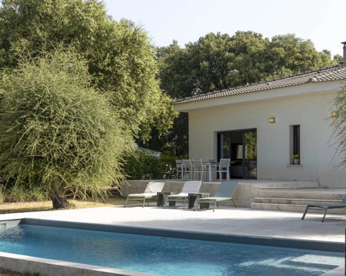 Sainte-Lucie de Porto-Vecchio, villa contemporaine avec piscine et 4 chambres en plein coeur du village