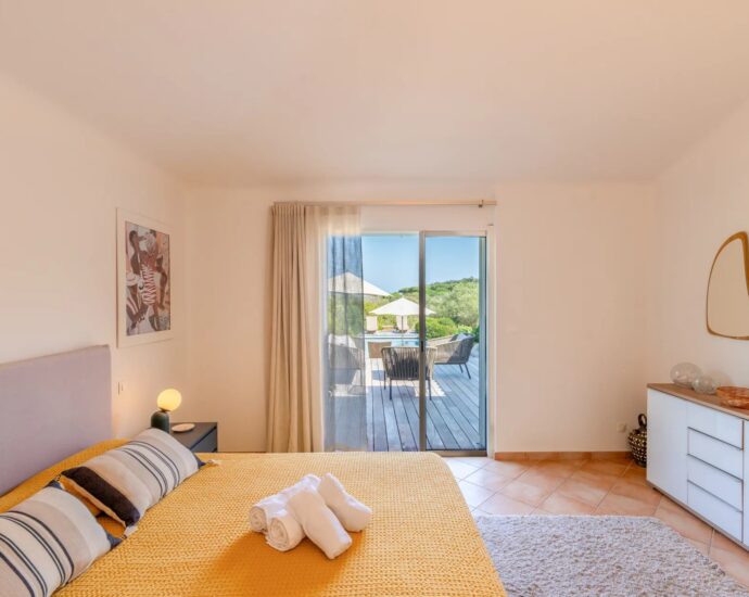 Porto-Vecchio, Precojo, 2-Bedroom Villa with Heated Pool, Near Santa Giulia Beach, with Open Views