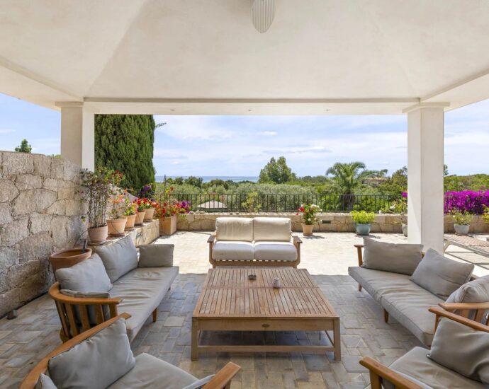 Private Estate of Punta d’Arasu, Sea-View Villa, 7 Bedrooms, Swimming Pool, Walking Distance to Beach