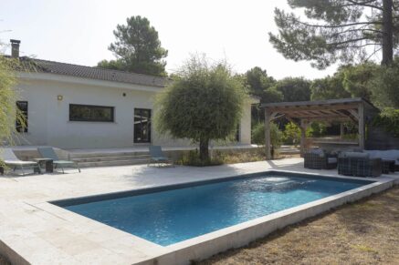 Sainte-Lucie de Porto-Vecchio, villa contemporaine avec piscine et 4 chambres en plein coeur du village