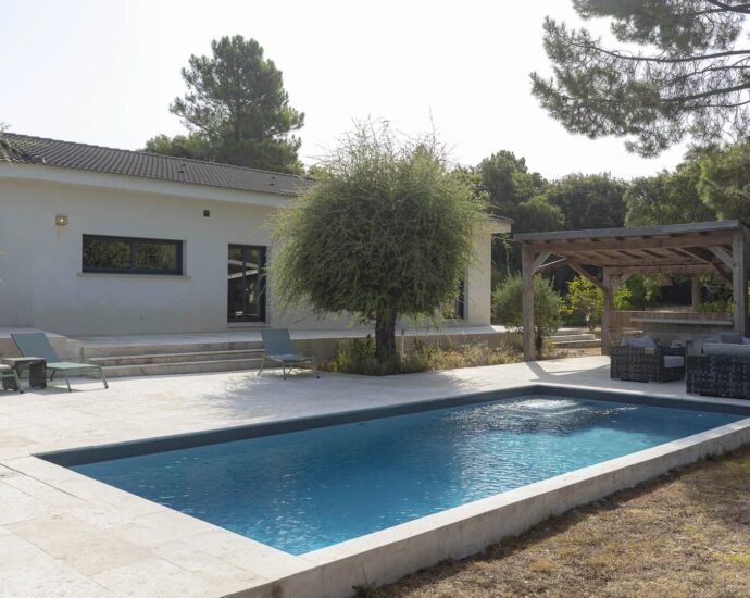 Sainte-Lucie de Porto-Vecchio, villa contemporaine avec piscine et 4 chambres en plein coeur du village