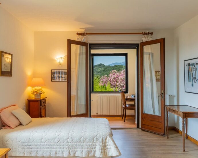 Porto-Vecchio, Villa en pierre de granite rose, vue mer, 5 chambres, appartement indépendant, piscine, proche plage