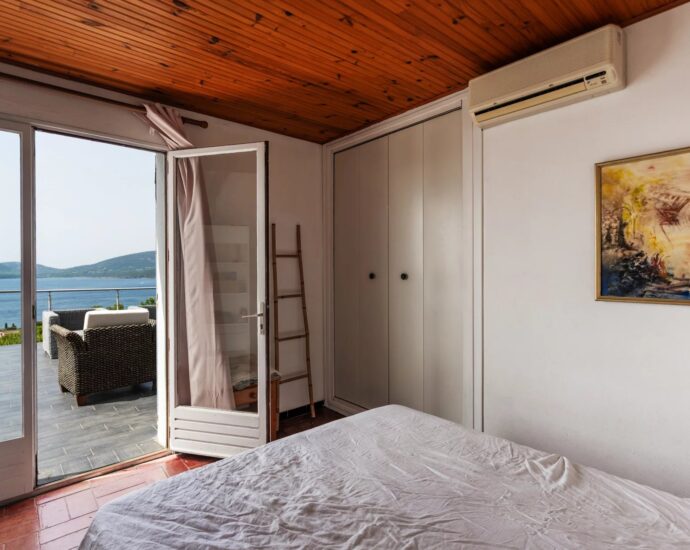 EXCEPTIONALLY RARE property – Domaine de Cala Rossa, villa nestled on the heights, panoramic views over the bays of Porto-Vecchio and Saint-Cyprien