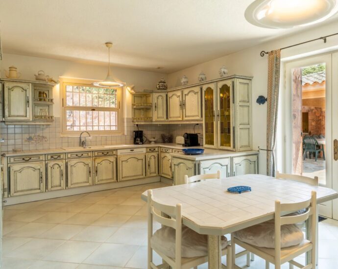 Porto-Vecchio, Villa en pierre de granite rose, vue mer, 5 chambres, appartement indépendant, piscine, proche plage