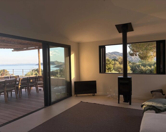 Porto-Vecchio, Santa Giulia Cala d’Oro, villa 5 bedrooms, pool and sea view, beach walking