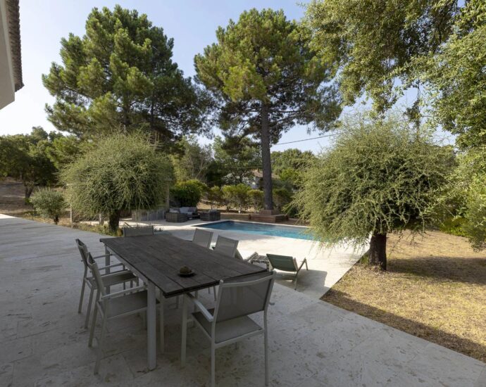 Sainte-Lucie de Porto-Vecchio, villa contemporaine avec piscine et 4 chambres en plein coeur du village