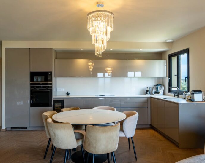 Porto-Vecchio, penthouse contemporain vue mer, 3 chambres, terrasses, garage, proche plage