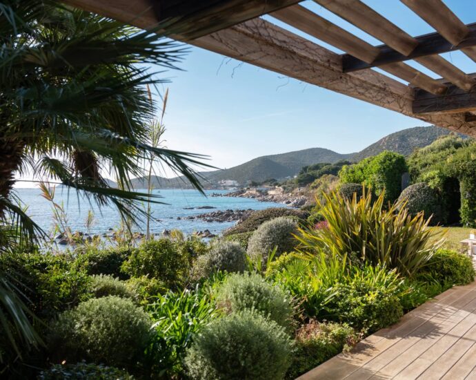 Exclusivité, Ajaccio, Route de Sanguinaires, Propriété  pied dans l&rsquo;eau, 3 chambres, vue  mer panoramique, plage à pied
