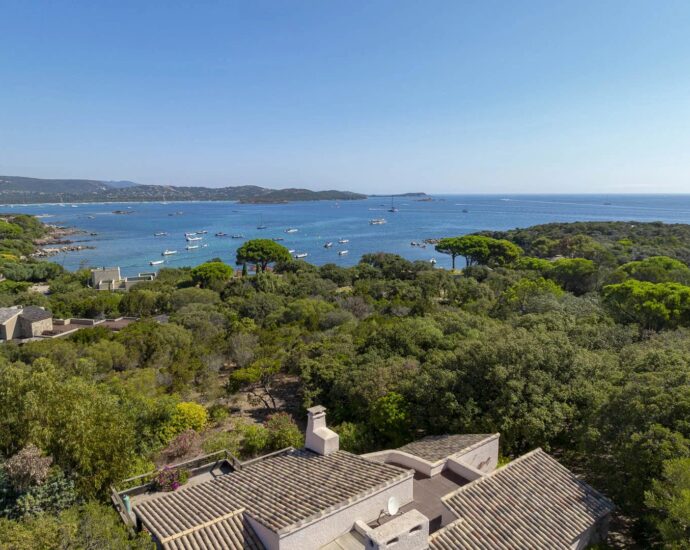 Porto-Vecchio, Domaine de Cala Rossa, villa 5 chambres, très belle vue mer, plage à 100 m