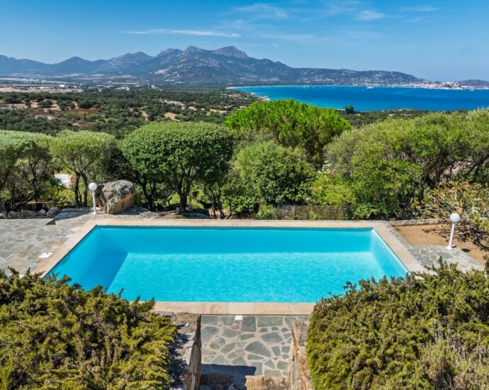 Lumio, Villa 4 chambres, piscine, vue panoramique mer et montagnes, plage à pied