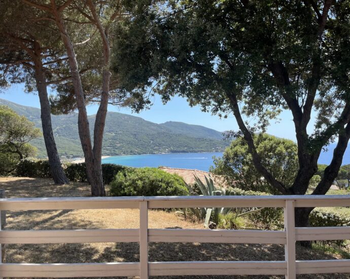 Nord d&rsquo;Ajaccio, Tiuccia, villa, 5 chambres, piscine, vue mer panoramique, plage à pied