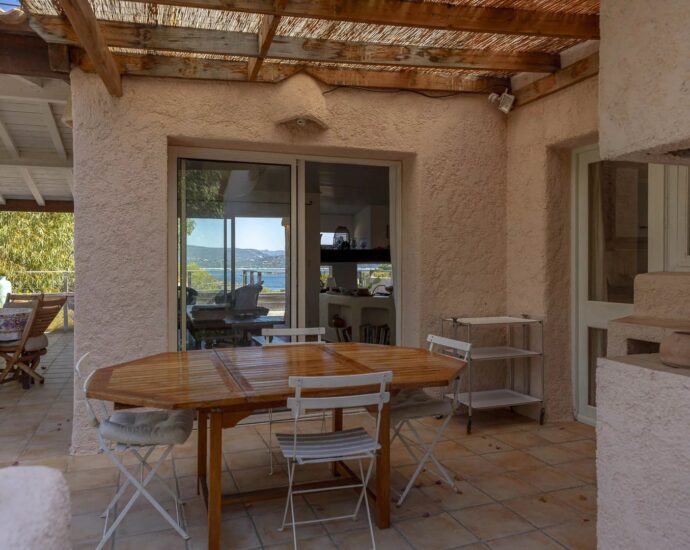Porto-Vecchio, Domaine de Cala Rossa, villa 5 chambres, très belle vue mer, plage à 100 m