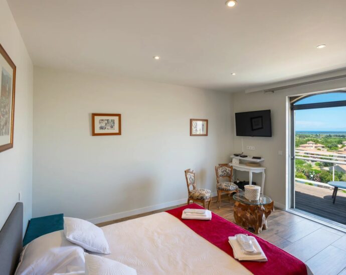 Biguglia, Villa d&rsquo;architecte, 6 chambres, annexe indépendante, vue mer, proche plage