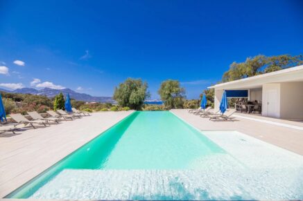 Lumio, Villa 6 chambres, vue mer panoramique, piscine à débordement, proche plage