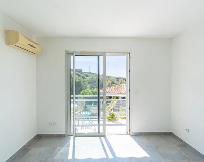 Lecci, Villa avec piscine,  5 chambres, environnement calme, proche plage et commodités